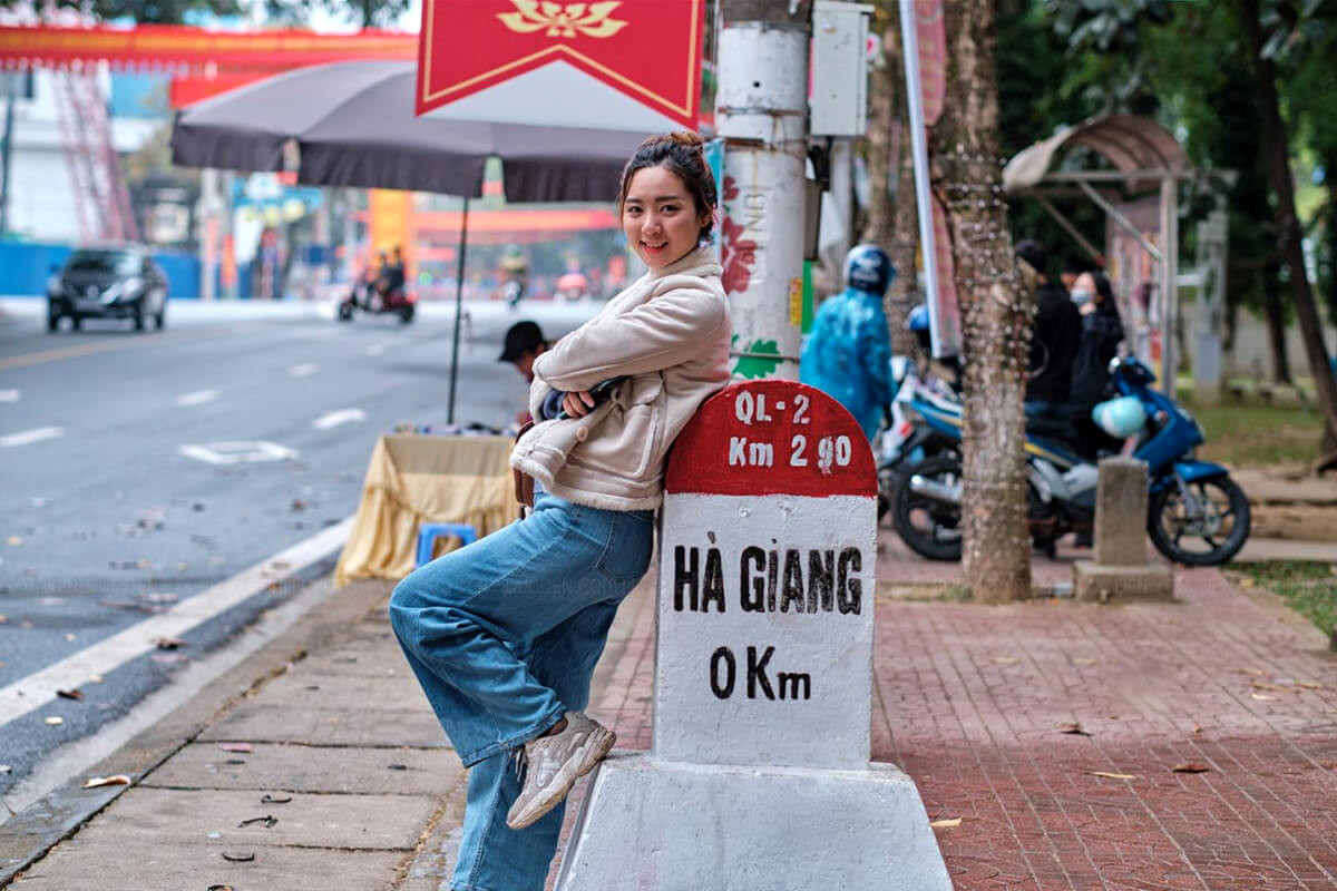 Check in tại KM 0 Hà Giang (Nguồn: Internet)